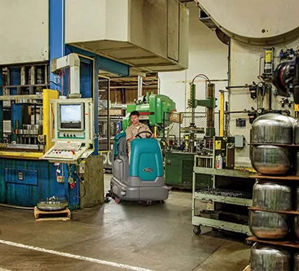 Tennant T12 – kompaktowa bateryjna samojezdna szorowarka do podłóg (zdjęcie 5)